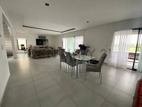CASA CON PILETA PARQUIZADA