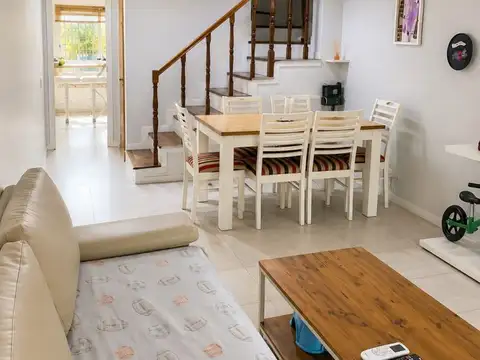 OPORTUNIDAD VENTA CASA TRIPLEX 4 AMBIENTES EN RAMOS MEJÍA ? ESCUCHA OFERTA