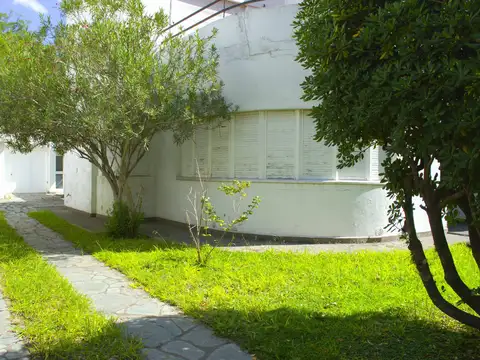Casa 7 ambientes con 2 baños