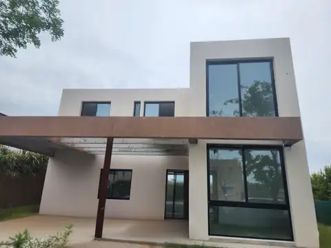 CASA DE 6 AMBIENTES A ESTRNAR VENTA BARRIO CERRADO