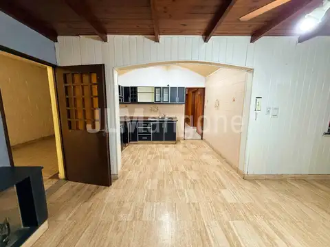 Casa en Alquiler con 3 cocheras