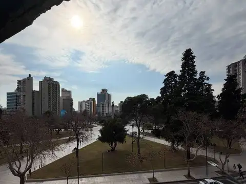 Departamento de 2 dormitorios en alquiler en La Plata sobre Plaza Italia [Cod: 2852-449]