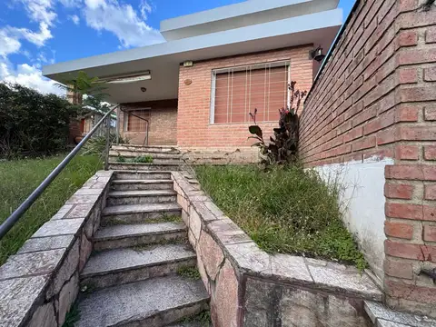 Casa 7 ambientes con 2 baños