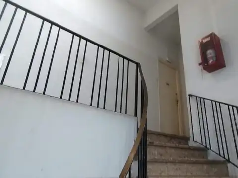 DEPARTAMENTO 3 AMBIENTES FRENTE - 1° PISO ESCALERA