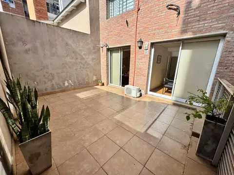 Oficina en zona tribunales, en el barrio de Lourdes. Moderna con 3 privados y sala de espera. Patio.