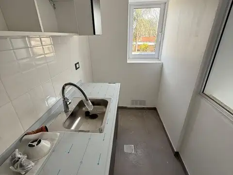 DEPARTAMENTO DE 2 DORMITORIOS CON COCHERA Y PATIO