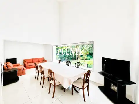 Casa en Venta con 2 cocheras
