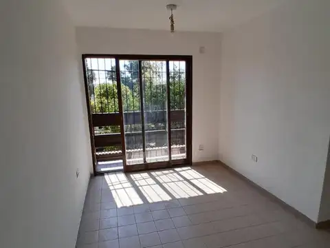 SE ALQUILA DPTO 1 DORM. BALCON, 1° PISO ESCALERA, POR 1 AÑO!