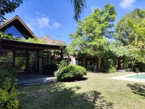 Casa 5 ambientes en venta en Colonia con piscina
