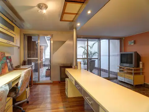 Casa de Dos Pisos con Patio Parrilla, Terraza, Doble Cochera en Villa del Parque