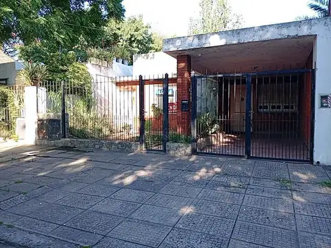 EXCELENTE OPORTUNIDAD-CASA EN CASTELAR IDEAL UBICACION-