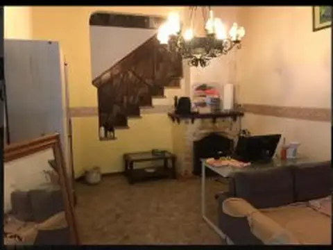 Casa 8 ambientes con 2 baños