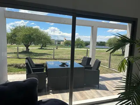 Casa 4 ambientes con 2 baños