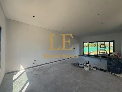 Casa 5 ambientes con 4 baños