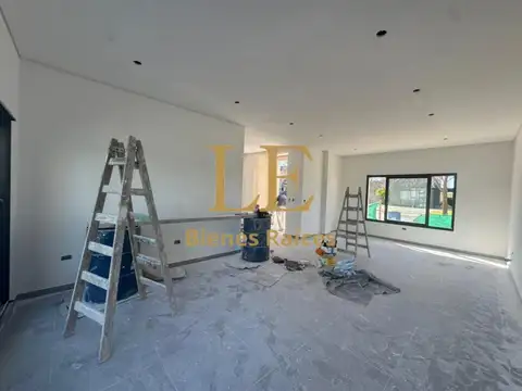 Casa en Venta con 3 cocheras