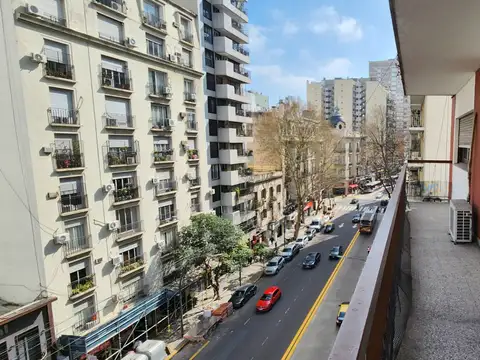 AV. SANTA FE y ECUADOR. 4 amb al frente con balcón corrido y cocina comedor.