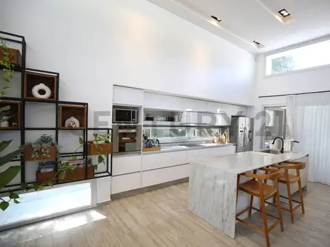 Casa 5 ambientes con 3 baños