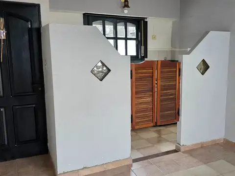 MUY BUEN DEPARTAMENTO TIPO CASA 3 AMBIENTES CON PATIO PROPIO DESCUBIERTO