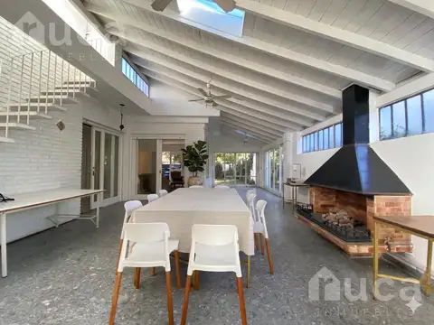 Casa en alquiler de 7 ambientes con jardín en el centro de Acassuso