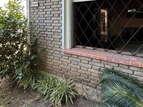 Casa 6 ambientes con 2 baños