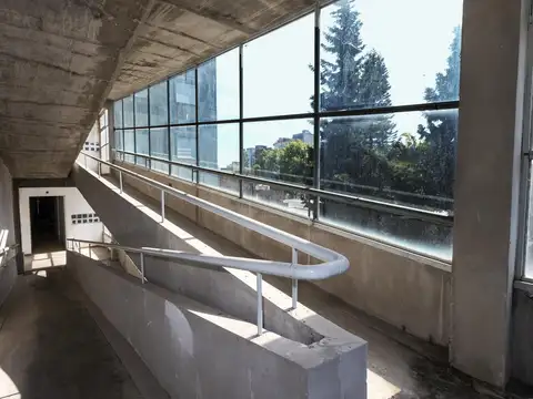 Edificio 5 pisos -16 deptos - pileta cubierta -  cocheras - 1800 m2