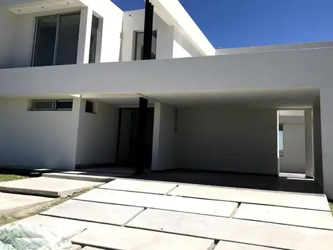 Casa 5 ambientes con 4 baños