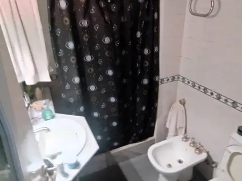 Departamento de 3 ambientes amplio con dos baños en centro de San Justo.