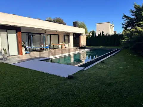 Casas en venta en La Cándida, con pileta, 2 dormitorios mas escritorio