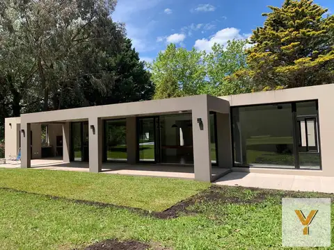 Casa en venta - 3 Dormitorios 4 Baños - 2.715Mts2 - Santa Clara del Mar