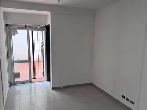 Monoambiente céntrico con patio en Alquiler.