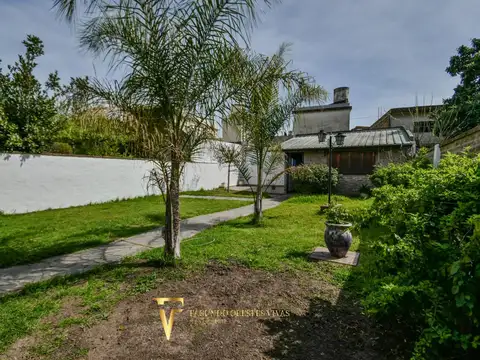 CASA EN LOTE PROPIO 10x40 • PARQUE   QUINCHO • 2 COCHERAS • APTO CRÉDITO