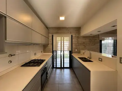 Casa en Alquiler con 1 cochera