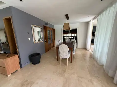 Casa en Venta con 6 cocheras