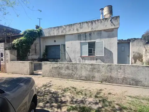 VENTA - Casa 2 dormitorios con terreno al fondo - Barrio Las Delicias, Rosario. APTO CRÉDITO.