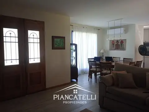 Casa en Alquiler con 2 cocheras