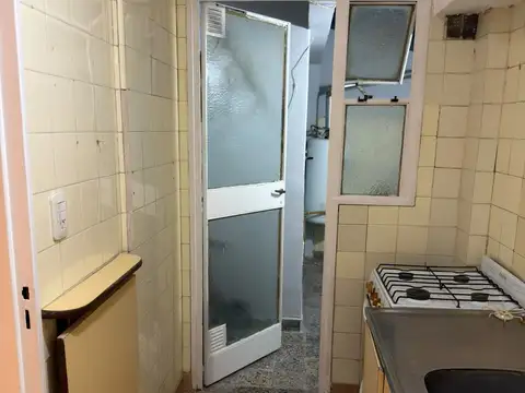 DEPARTAMENTO DE 2 AMB. EN PB AL FRENTE A MTS. DE HOSPITAL ITALIANO