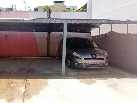 Venta cochera amplia Flores semi techada