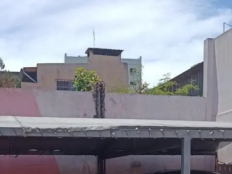 Venta cochera amplia Flores semi techada