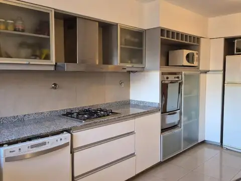 Casa en Venta con 3 cocheras
