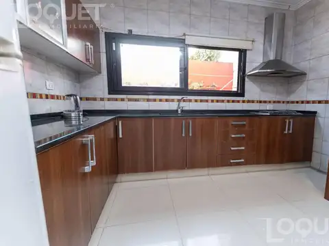Casa 6 ambientes con 2 baños