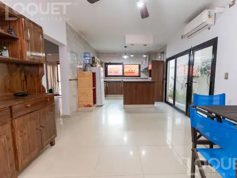 Casa 6 ambientes con 2 baños