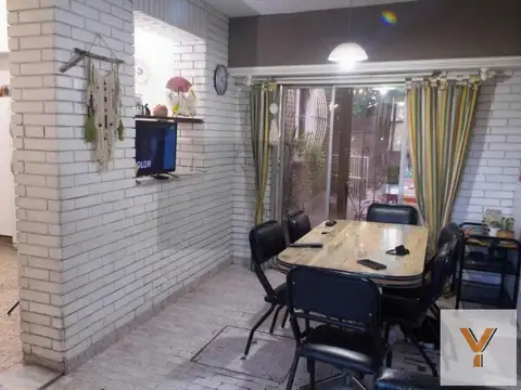 Casa 6 ambientes con 2 baños