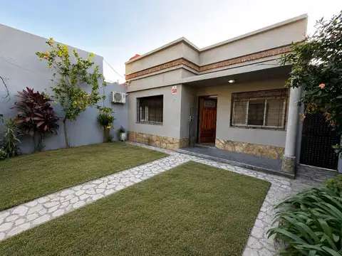Alquiler casa de 3 ambientes con patio y cochera