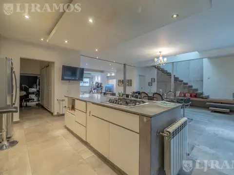 Casa 7 ambientes con 2 baños
