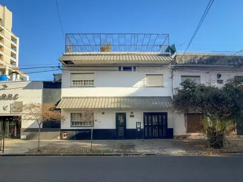 VENTA - Casa 4 dormitorios con cochera, patio y terraza - Echesortu, Rosario