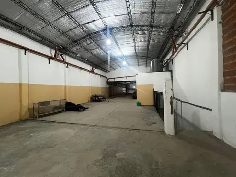 Importante galpón depósito en V. Alsina - Acepta permuta