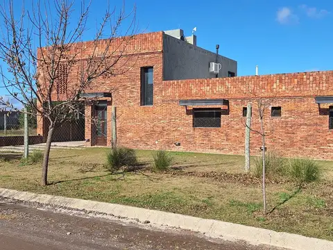 CASA EN VENTA 3 DORMITORIOS CON PISCINA JACUZZI Y GRAN PATIO BARRIO LA PAMPEANA