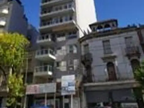 Departamento de 4 ambientes, al frente con balcón