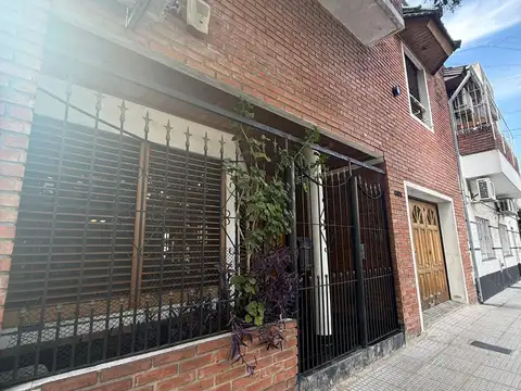 Casa en Lote Propio de 8,66 x 21,50 en dos Plantas con Patio, Terraza, Cochera