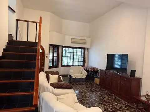 Casa en Lote Propio de 8,66 x 21,50 en dos Plantas con Patio, Terraza, Cochera